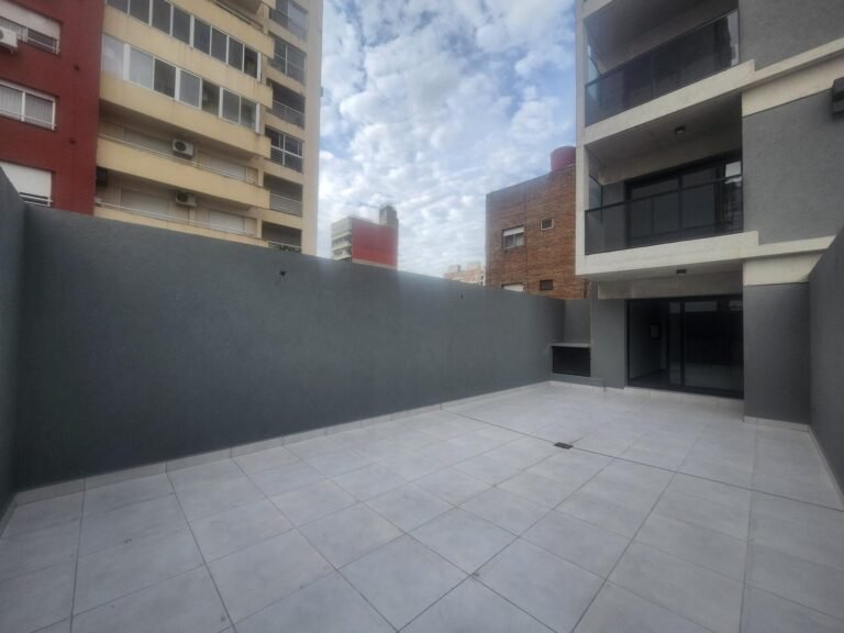 Alquiler departamento monoambiente con patio en barrio abasto