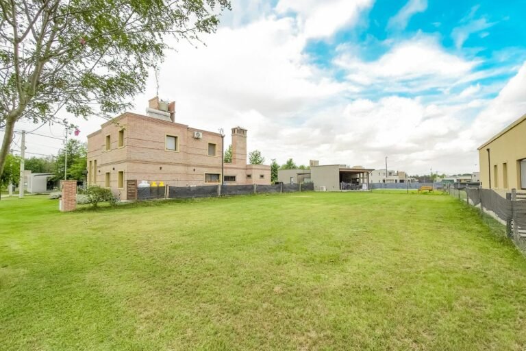 Venta Terreno en las Casuarinas Ibarlucea barrio Cerrado Logaritmo