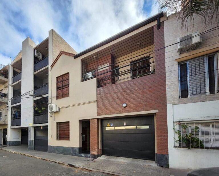 Venta casa 3 dormitorios y patio en Echesortu