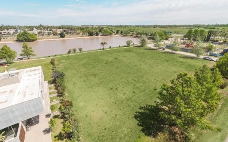 Lote en Puerto Roldan frente al lago