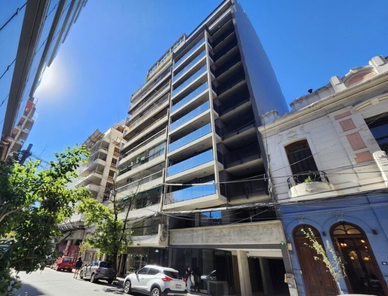 Venta departamento de 2 dormitorios con patio exclusivo en centro Rosario