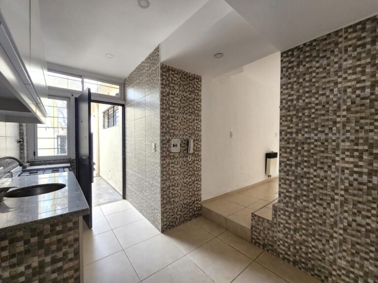 casa interna con patio y terraza reciclada