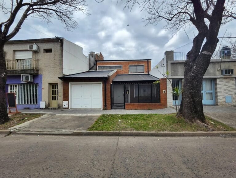 Venta de casa de 3 dormitorios jardin y pileta en excelente estado
