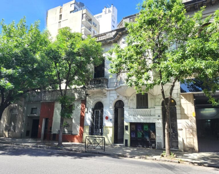 Venta de casa con 4 dormitorios dependencias y terraza en Oroño y Urquiza