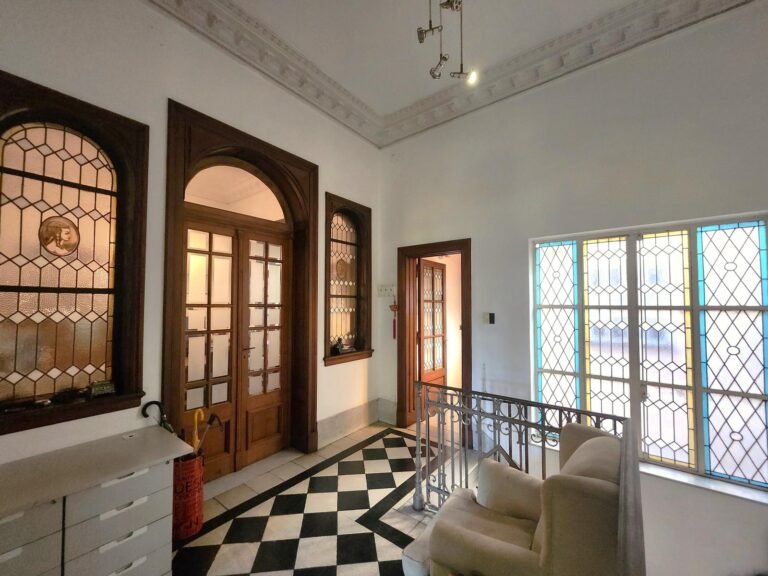 Venta de casa con 4 dormitorios dependencias y terraza en Oroño y Urquiza
