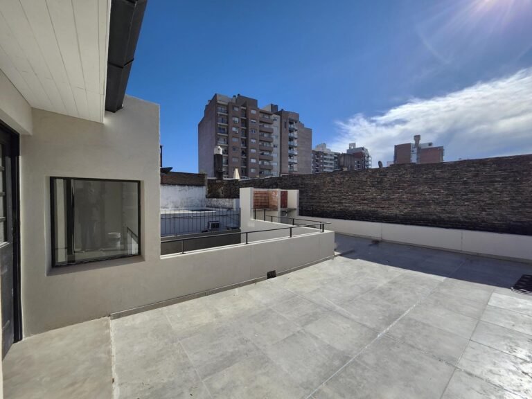 Venta casa interna unica de 3 dormitorio con cochera y pileta en abasto