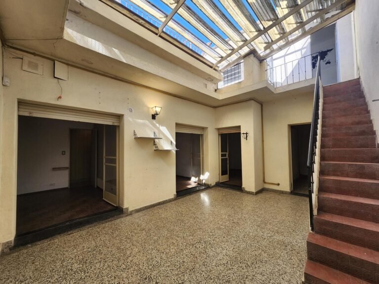 Venta casa de 3 dormitorios con patio y cochera en Echesortu
