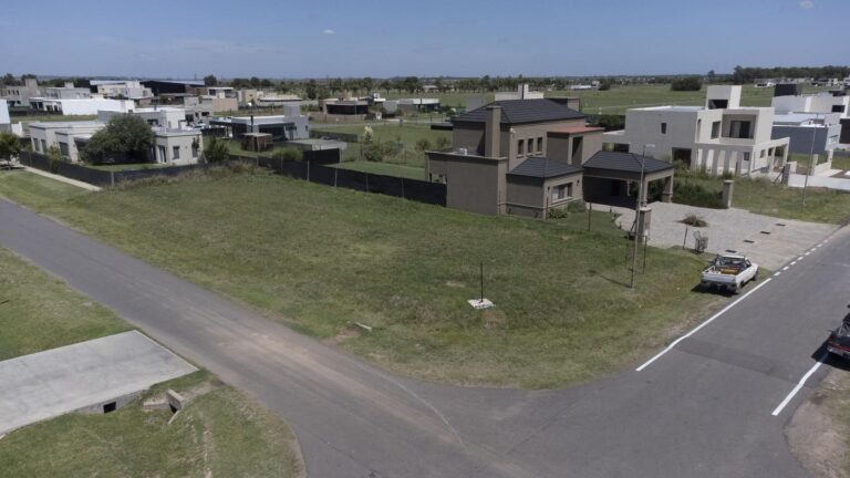 Lote 401 en venta en Don Mateo sobre calle principal apto comercial