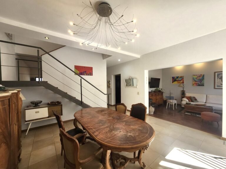 Venta casa de 3 dormitorios con patio verde en barrio parque