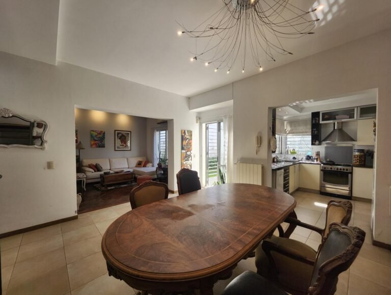 Venta casa de 3 dormitorios con patio verde en barrio parque