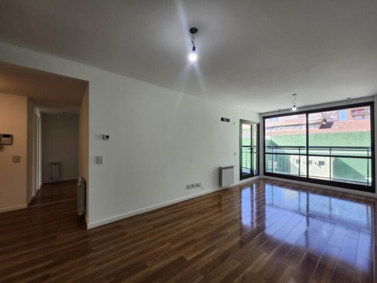 Departamento de dormitorios y cochera en Lourdes