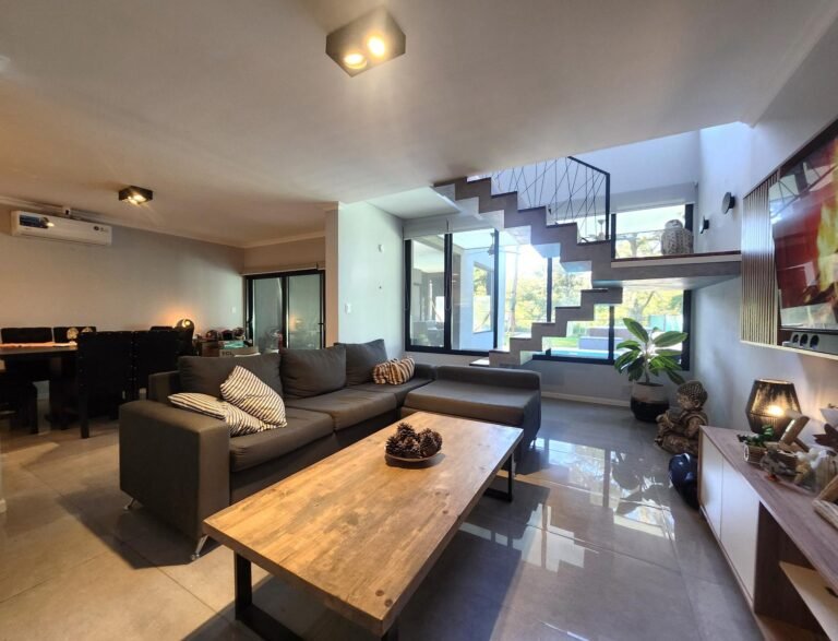 Venta de casa en Brisanova de 3 dormitorios quincho y pileta amoblada